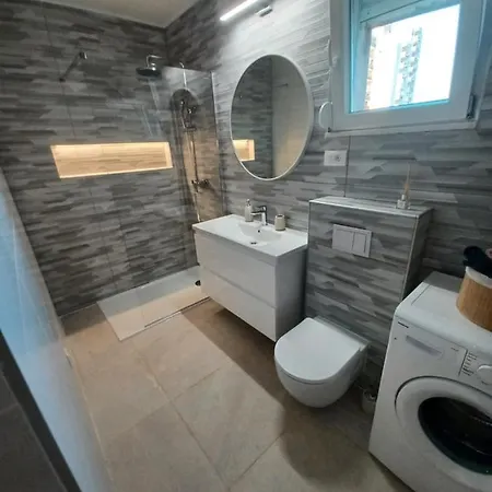 Mare - Lovely Flat Few Steps Away From The Main Bus Station And Old Town Appartamento