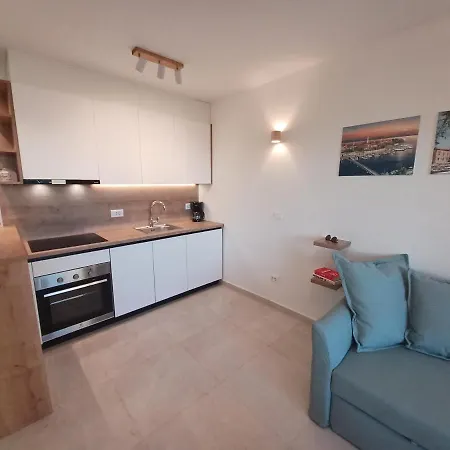 Mare - Lovely Flat Few Steps Away From The Main Bus Station And Old Town Zara