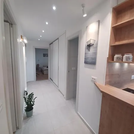 Mare - Lovely Flat Few Steps Away From The Main Bus Station And Old Town Zara