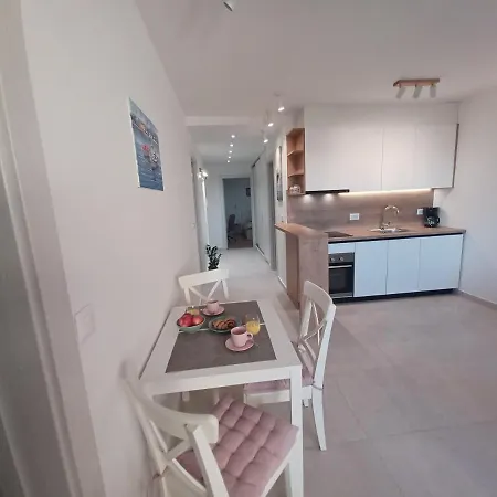 Mare - Lovely Flat Few Steps Away From The Main Bus Station And Old Town Zara