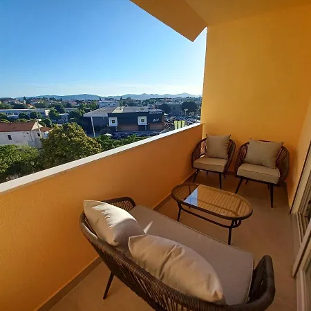 Mare - Lovely Flat Few Steps Away From The Main Bus Station And Old Town Zara