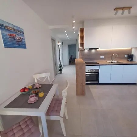 Mare - Lovely Flat Few Steps Away From The Main Bus Station And Old Town Appartamento