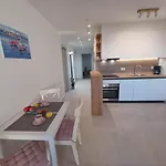 Mare - Lovely Flat Few Steps Away From The Main Bus Station And Old Town Apartament