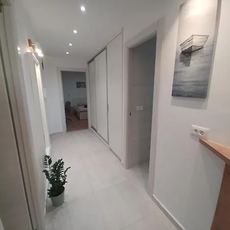 Mare - Lovely Flat Few Steps Away From The Main Bus Station And Old Town דירה *