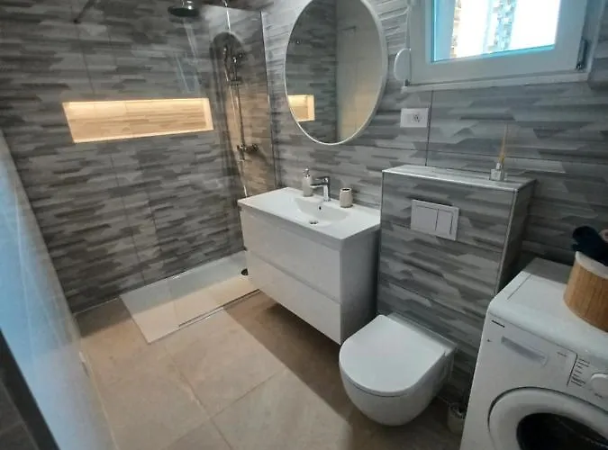 Mare - Lovely Flat Few Steps Away From The Main Bus Station And Old Town Appartamento