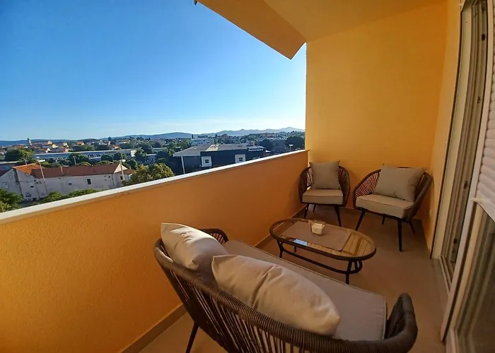 Mare - Lovely Flat Few Steps Away From The Main Bus Station And Old Town Zara