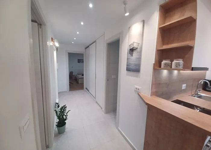 Mare - Lovely Flat Few Steps Away From The Main Bus Station And Old Town 扎达尔