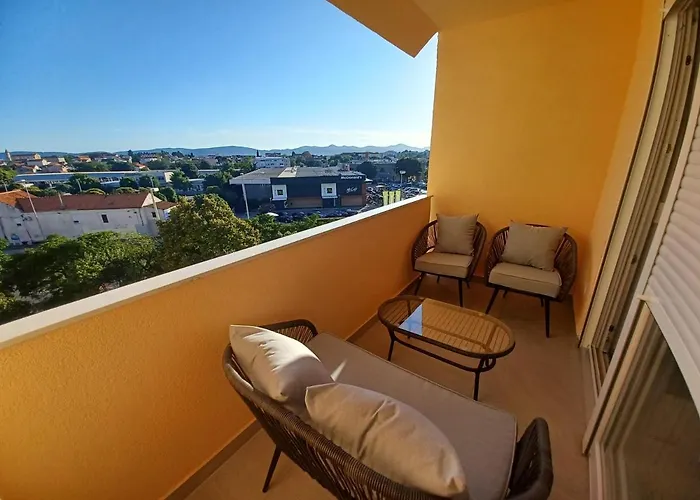 Mare - Lovely Flat Few Steps Away From The Main Bus Station And Old Town Zara